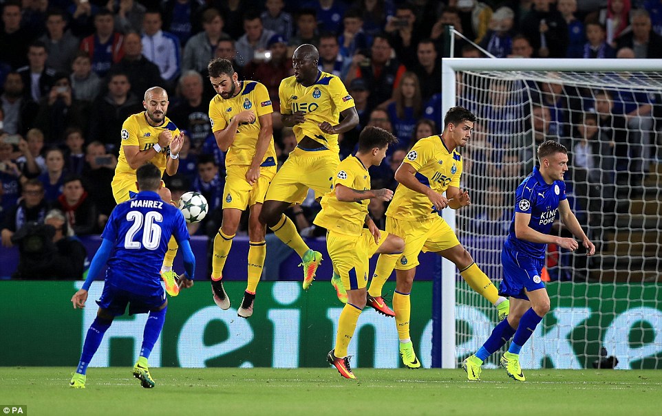 Mahrez tìm kiếm bàn thắng từ cú sút phạt hàng rào