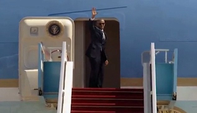 Tổng thống Obama lên máy bay trước. Ảnh: Daily Mail