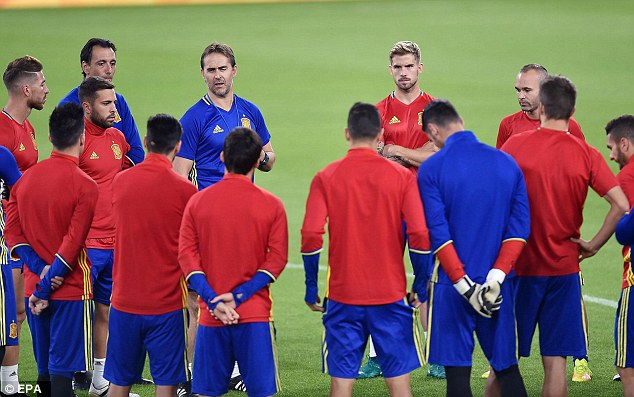 HLV Tây Ban Nha Julen Lopetegui dặn dò học trò trước trận đánh lớn
