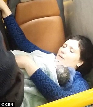 Tài xế, cảnh sát đỡ đẻ trên xe buýt gây sốt