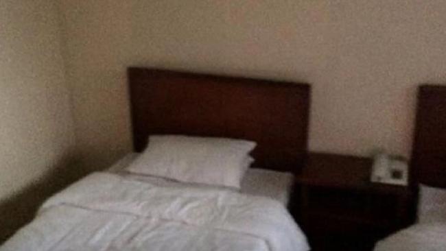 
Chiếc giường gỗ nhỏ trong kh&aacute;ch sạn. Ảnh: TRIPADVISOR
