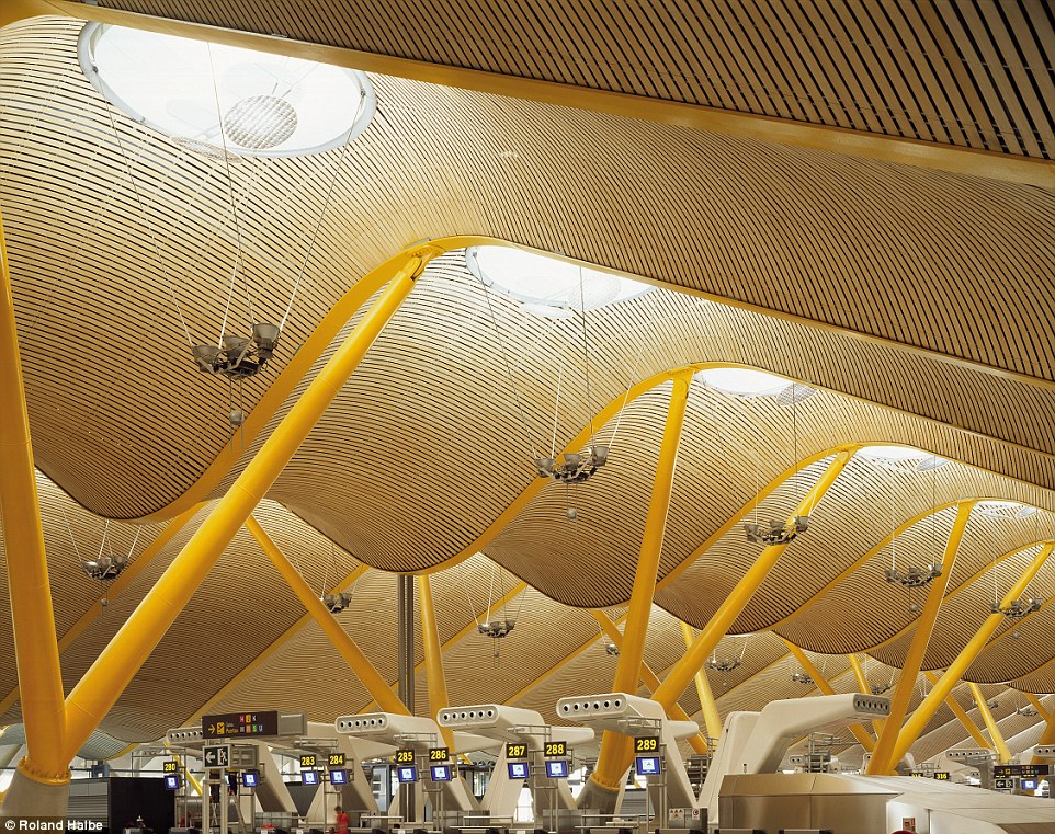 
S&acirc;n bay Barajas tại TP Madrid - T&acirc;y Ban Nha. Ảnh: Roland Halbe
