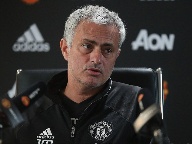 Mourinho dè dặt cảnh báo trọng tài trước đại chiến Liverpool