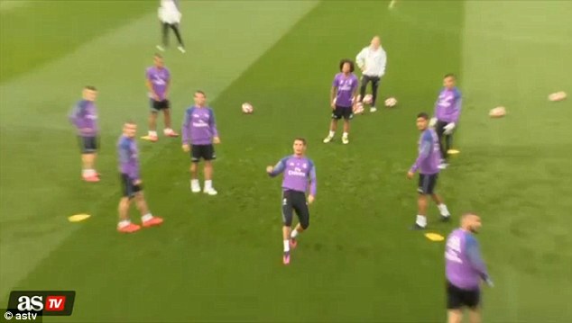Ronaldo tức giận đá mạnh quả bóng về phía phóng viên
