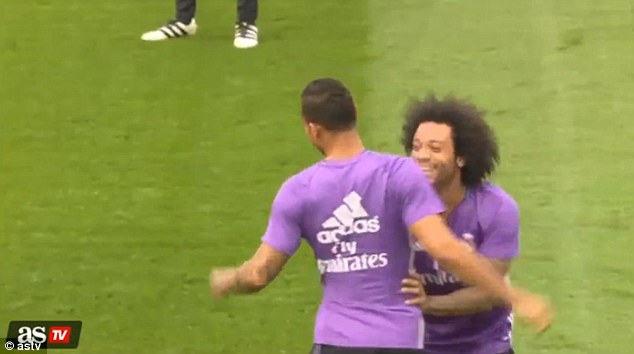 Bị đồng đội “xỏ kim”, Ronaldo nổi giận