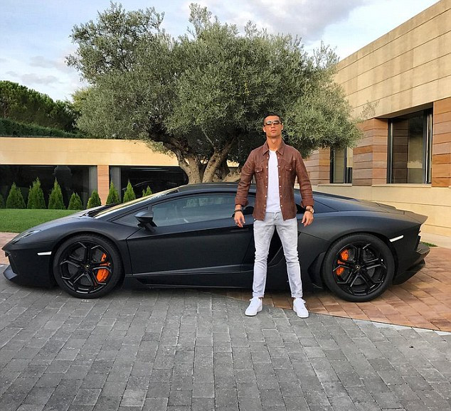 Ronaldo khoe siêu xe mừng Real đại thắng