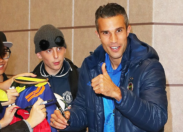 Van Persie "đá đểu" Mourinho ngày trở lại M.U