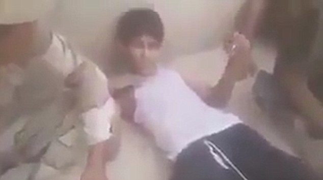 Một vài hình ảnh cắt từ clip những thiếu niên bị lính Iraq tra tấn. Ảnh: Daily Mail