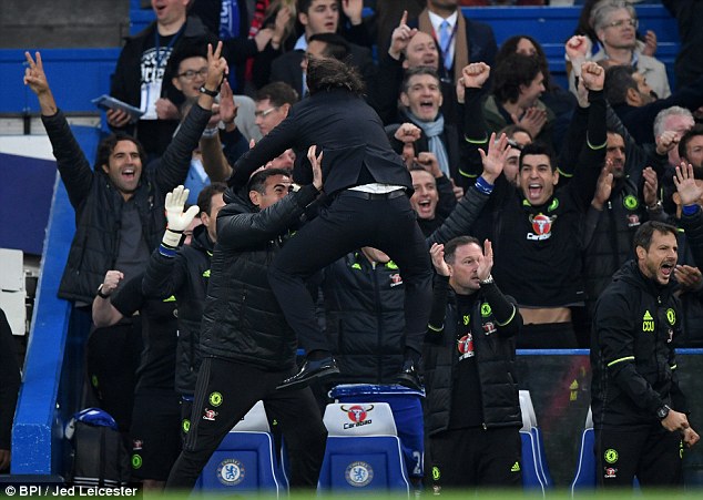 Màn ăn mừng của Conte khiến Mourinho dị ứng