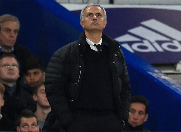 Chê trọng tài, Mourinho lại sắp bị phạt