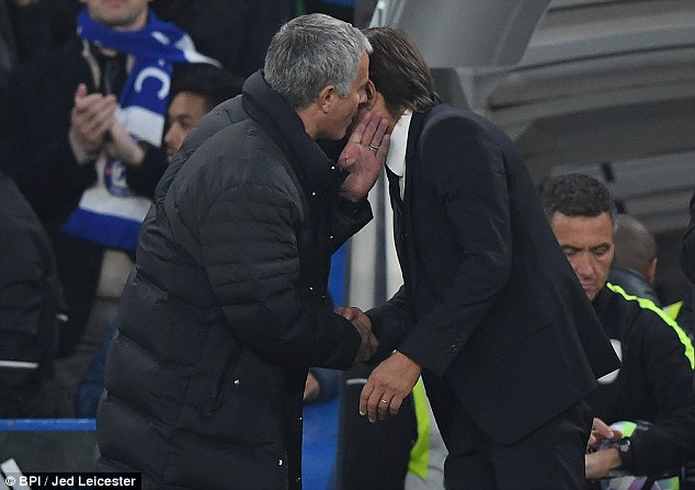 Mourinho tố bị Conte "làm nhục"