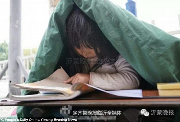 Chạnh lòng bé gái ăn xin trùm chăn học bài trên phố