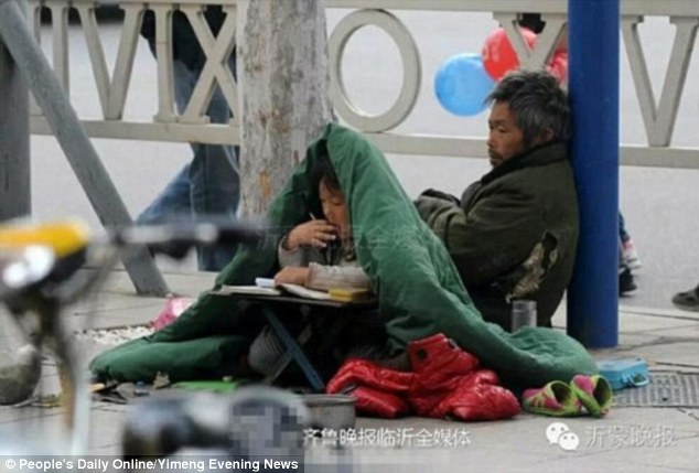 Cô bé luôn nhận được sự chú ý của người đi đường.Ảnh: Peoples Daily
