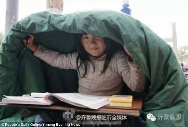 Hoàn cảnh khó khăn, thua thiệt vẫn không thể khiến em nản lòng.Ảnh: Peoples Daily