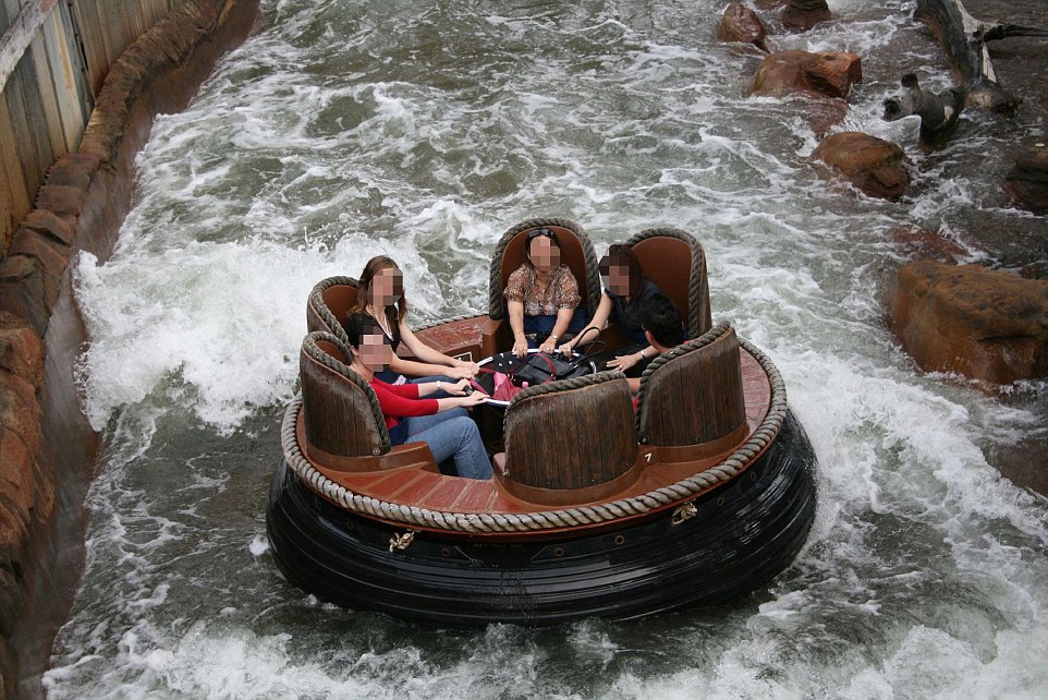 Trò chơi Thunder River Rapids. Ảnh: Daily Mail