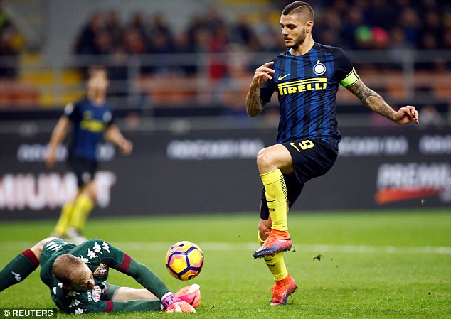 Pha bắt b&oacute;ng hụt của Hart đ&atilde; biếu kh&ocirc;ng cho Icardi b&agrave;n thắng