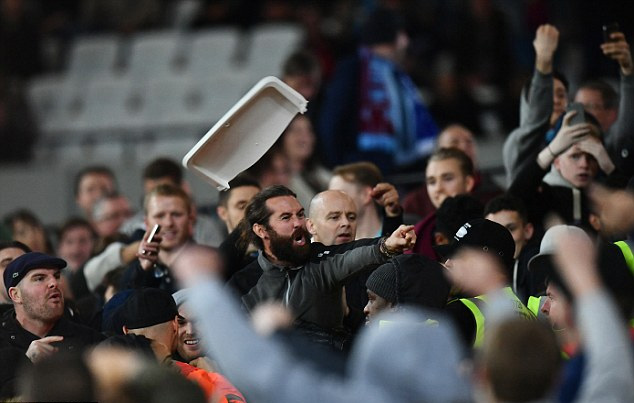 CĐV West Ham hung hăng tấn c&ocirc;ng fan Chelsea