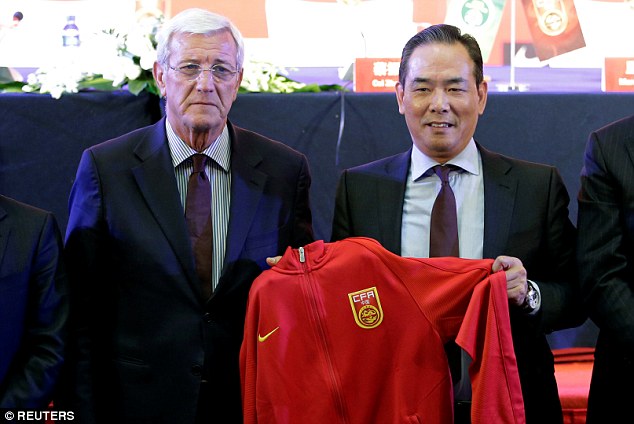 HLV Lippi (trái) trong buổi ra mắt báo giới