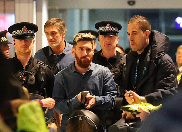 Kẻ lăng mạ Messi là người cũ của Barca