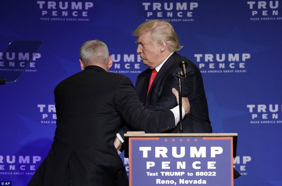 Bị đe dọa, ông Trump được mật vụ đưa khỏi sân khấu