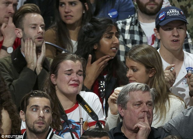 
Một số người thậm ch&iacute; bật kh&oacute;c khi chứng kiến b&agrave; Hillary bị &ocirc;ng Trump vượt mặt. Ảnh: Reuters
