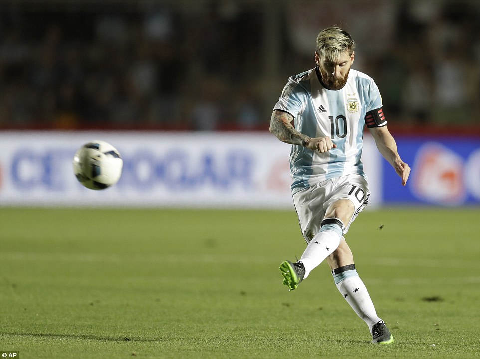 Cú sút phạt hàng rào bằng chân trái của Messi giúp Argentina mở tỉ số