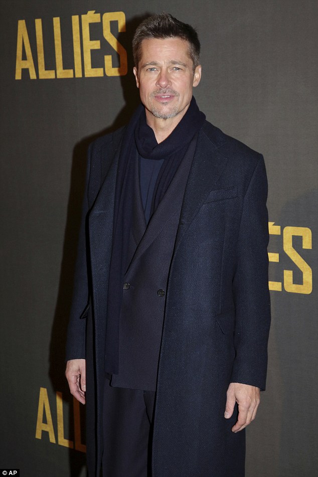 Brad Pitt lịch l&atilde;m tr&ecirc;n thảm đỏ