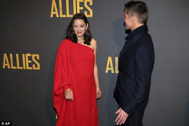 Brad Pitt thân thiết Marion trên thảm đỏ