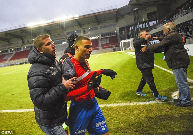 Helsingborgs rớt hạng, cha con Larsson bị tấn công