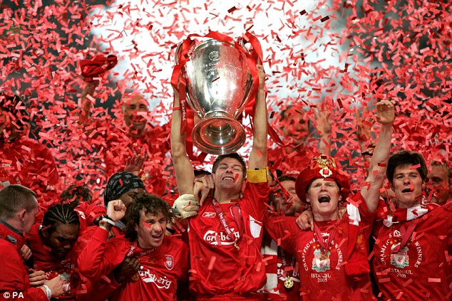 
Gerrard v&ocirc; địch Champions League c&ugrave;ng Liverpool năm 2005
