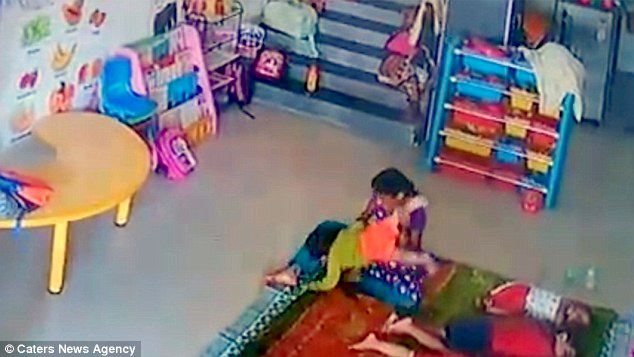 Kinh hoàng bảo mẫu đánh bé gái nứt sọ, xuất huyết nội