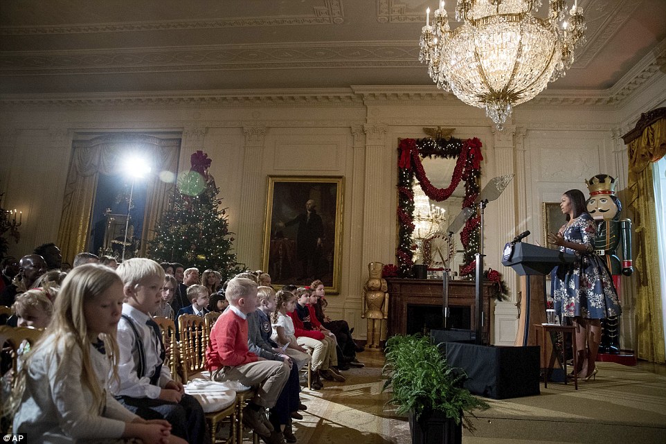 Bà Michelle Obama chào đón các gia đình quân nhân hôm 29-11. Ảnh: AP
