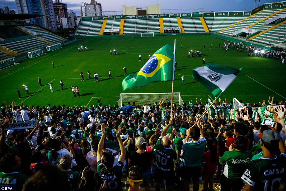 Fan Chapecoense tham gia lễ tưởng niệm vào tối 29-11