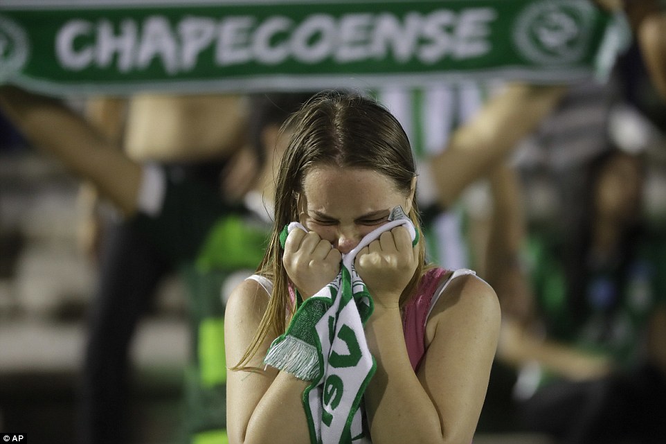 Cảm động cảnh CĐV tưởng niệm cầu thủ Chapecoense