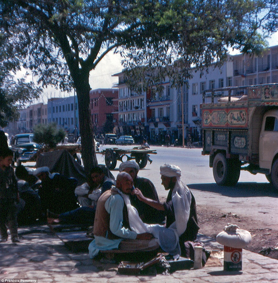 
Afghanistan những năm 1960-1970 từng l&agrave; một quốc gia hiếu kh&aacute;ch v&agrave; xinh đẹp. Ảnh: Francois Pommery
