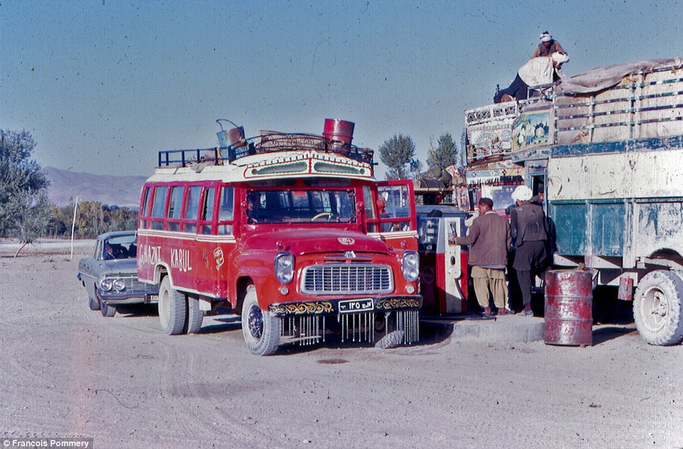 
Một trạm xăng ở thủ đ&ocirc; Kabul năm 1974. Ảnh: Francois Pommery
