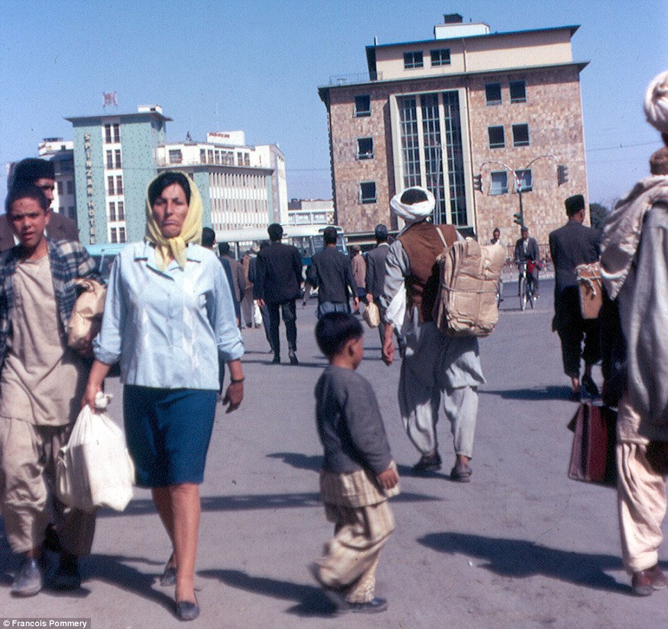 
Nhiếp ảnh gia Francois Pommery trở lại Afghanistan v&agrave;o năm 1974. Bức ảnh chụp ngo&agrave;i kh&aacute;ch sạn Spinzar ở thủ đ&ocirc; Kabul. Ảnh: Francois Pommery

 
