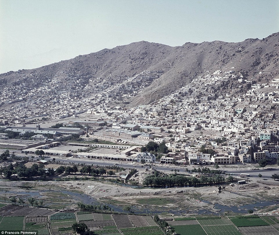 
Bức ảnh chụp tại thủ đ&ocirc; Kabul năm 1974. Ảnh: Francois Pommery
