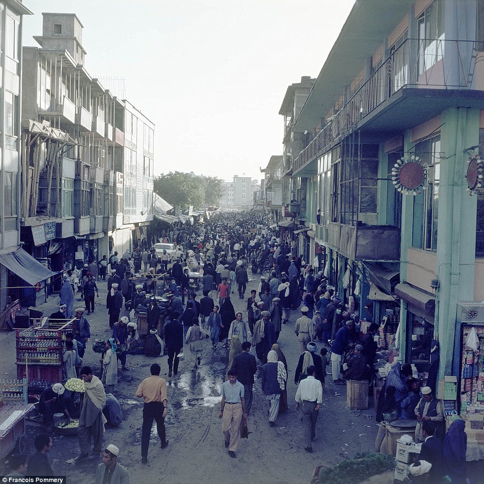 
Kabul năm 1974 từng l&agrave; một th&agrave;nh phố th&acirc;n thiện, n&aacute;o nhiệt. Ảnh: Francois Pommery
