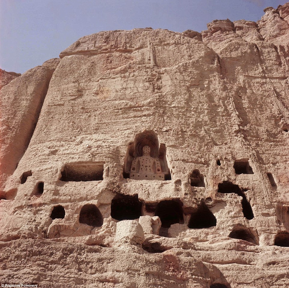 
Những tượng phật được khắc v&agrave;o n&uacute;i đ&aacute; ở tỉnh Bamiyan bị Taliban ph&aacute; hủy năm 2001. Ảnh: Francois Pommery

