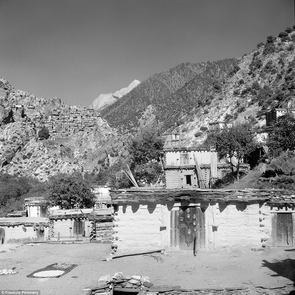 
Người d&acirc;n Nuristan sống trong lều gỗ tr&ecirc;n c&aacute;c d&atilde;y n&uacute;i. Ảnh: Francois Pommery
