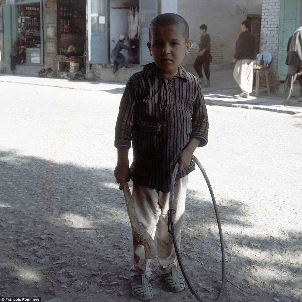 
Khung cảnh y&ecirc;n b&igrave;nh ở TP Herat năm 1974. Ảnh: Francois Pommery
