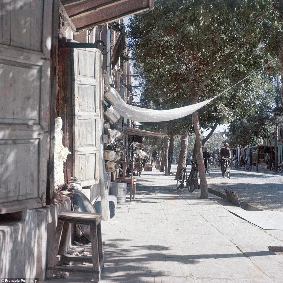 
Một con phố b&igrave;nh y&ecirc;n ở thủ đ&ocirc; Kabul năm 1974. Ảnh: Francois Pommery
