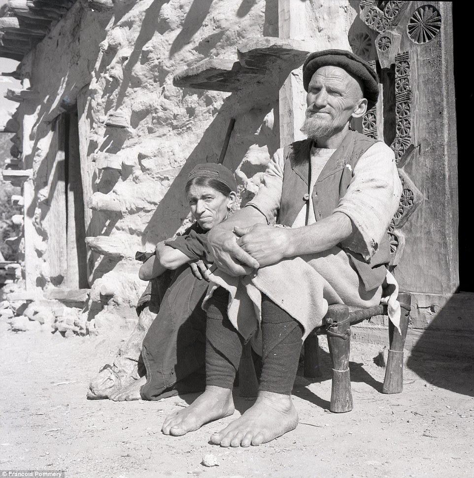 
Đ&ocirc;i vợ chồng gi&agrave; ngồi c&ugrave;ng nhau tại l&agrave;ng Waigal, tỉnh Nuristan, năm 1969. Ảnh: Francois Pommery
