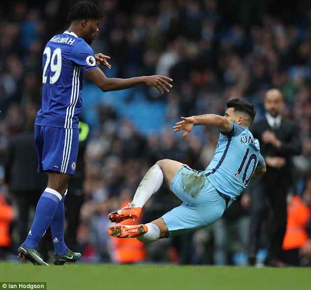 Aguero bị cầu thủ Chelsea xô ngã sau khi chơi xấu Luiz