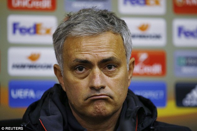Mourinho “méo mặt” vì thời tiết Ukraine