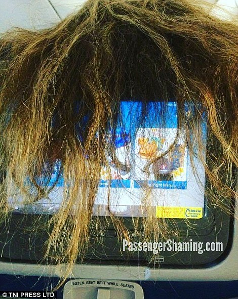Nhiều hành khách vô tình che mất TV của người phía sau. Ảnh: TNI Press LTD