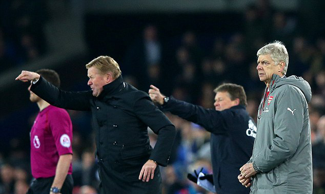 Wenger chỉ trích trọng tài, Koeman đáp trả