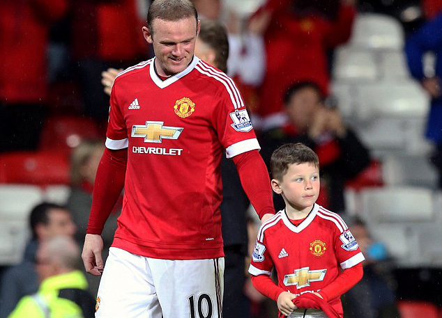 Rooney cho con trai sang kình địch Man City học đá bóng