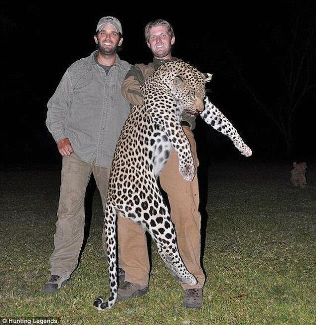 
Donald Jr v&agrave; Eric khoe chiến t&iacute;ch săn bắn. Ảnh: Hunting Legends
